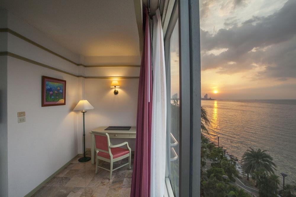 Cholchan Pattaya Beach Resort - Sha Extra Plus Экстерьер фото A room at the hotel
