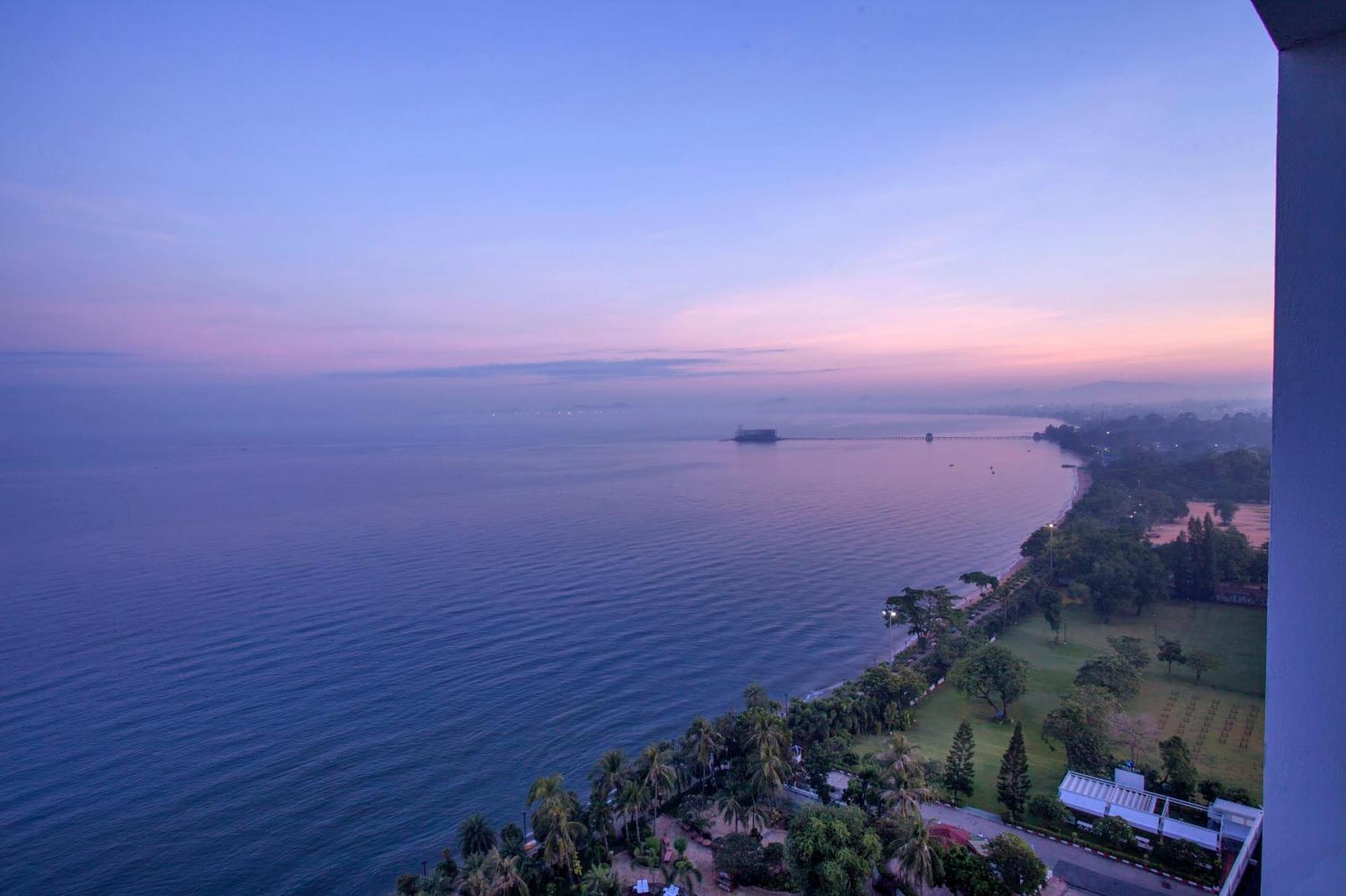 Cholchan Pattaya Beach Resort - Sha Extra Plus Номер фото View of the Gulf of Naples from the hotel