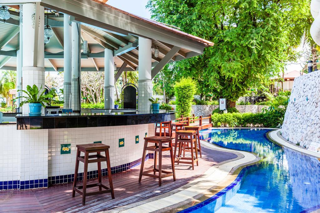 Cholchan Pattaya Beach Resort - Sha Extra Plus Экстерьер фото The swimming pool at the hotel