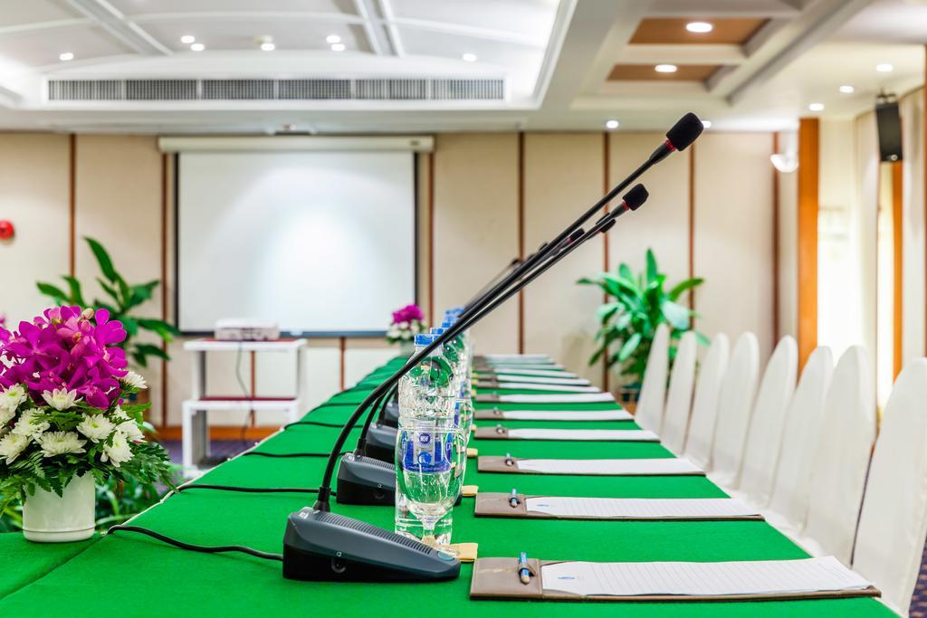 Cholchan Pattaya Beach Resort - Sha Extra Plus Экстерьер фото A conference room with microphones