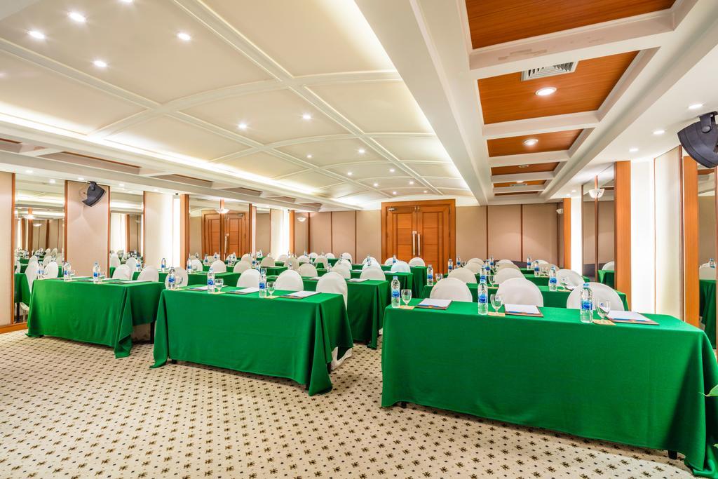 Cholchan Pattaya Beach Resort - Sha Extra Plus Экстерьер фото Meeting room