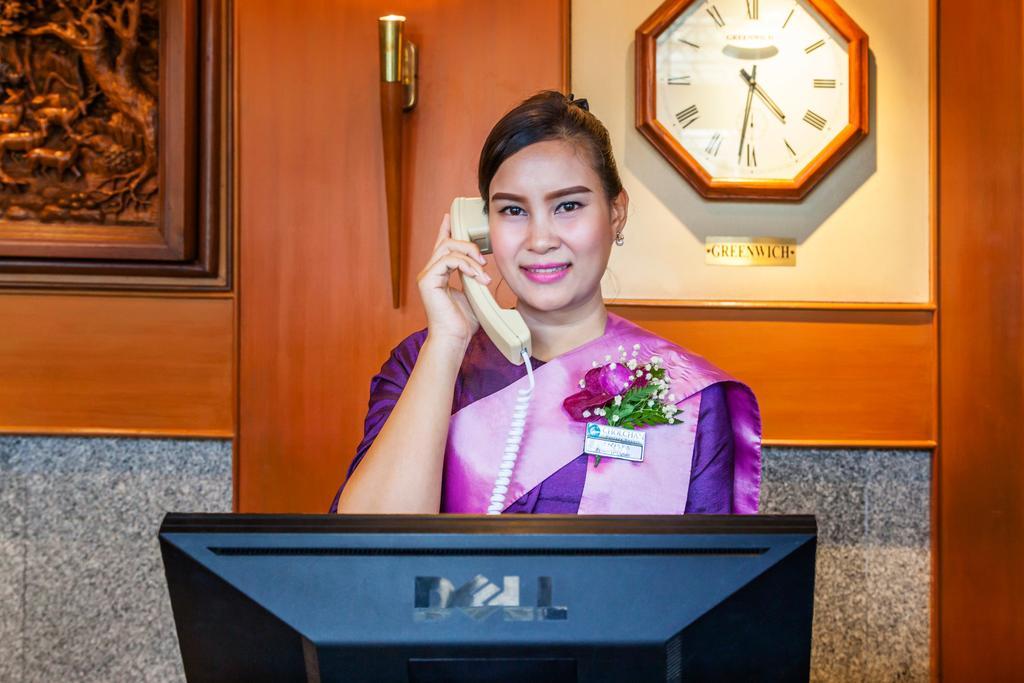 Cholchan Pattaya Beach Resort - Sha Extra Plus Экстерьер фото A Thai hotel receptionist