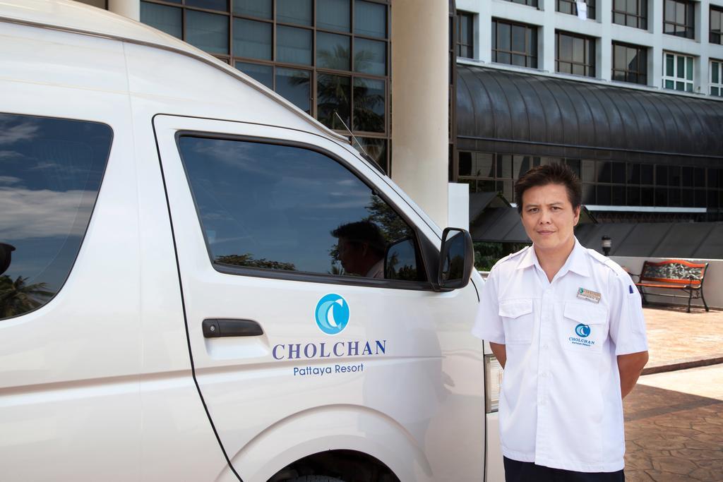Cholchan Pattaya Beach Resort - Sha Extra Plus Экстерьер фото A driver with a car