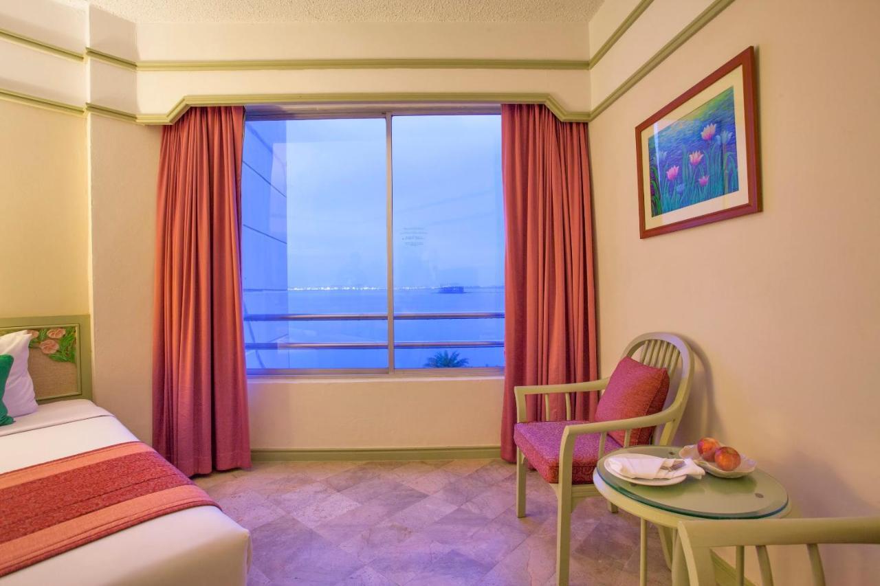 Cholchan Pattaya Beach Resort - Sha Extra Plus Экстерьер фото A room at the hotel