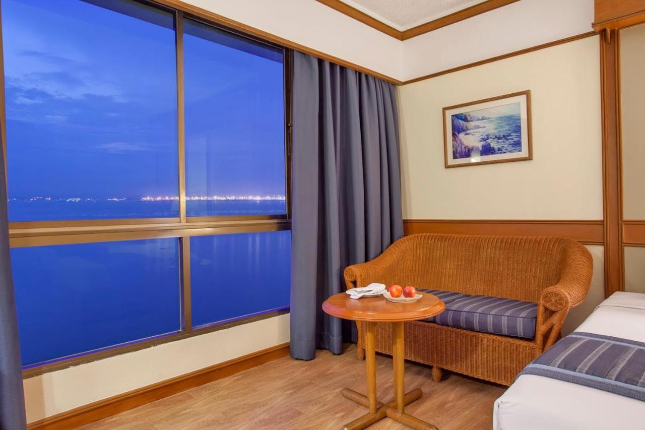 Cholchan Pattaya Beach Resort - Sha Extra Plus Экстерьер фото A room at the hotel
