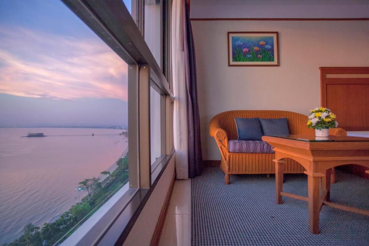 Cholchan Pattaya Beach Resort - Sha Extra Plus Экстерьер фото A room at the hotel